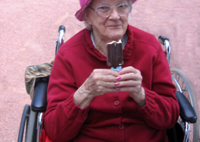 Heartwood Senior living : Eating Ice Cream at a park