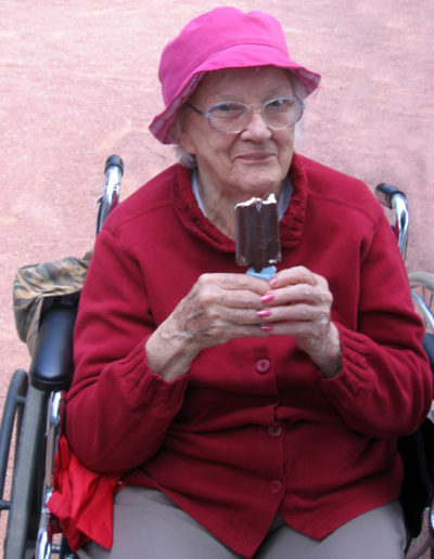 Heartwood Senior living : Eating Ice Cream at a park